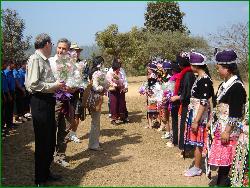 Haie d'honneur en costumes traditionnels Hmong